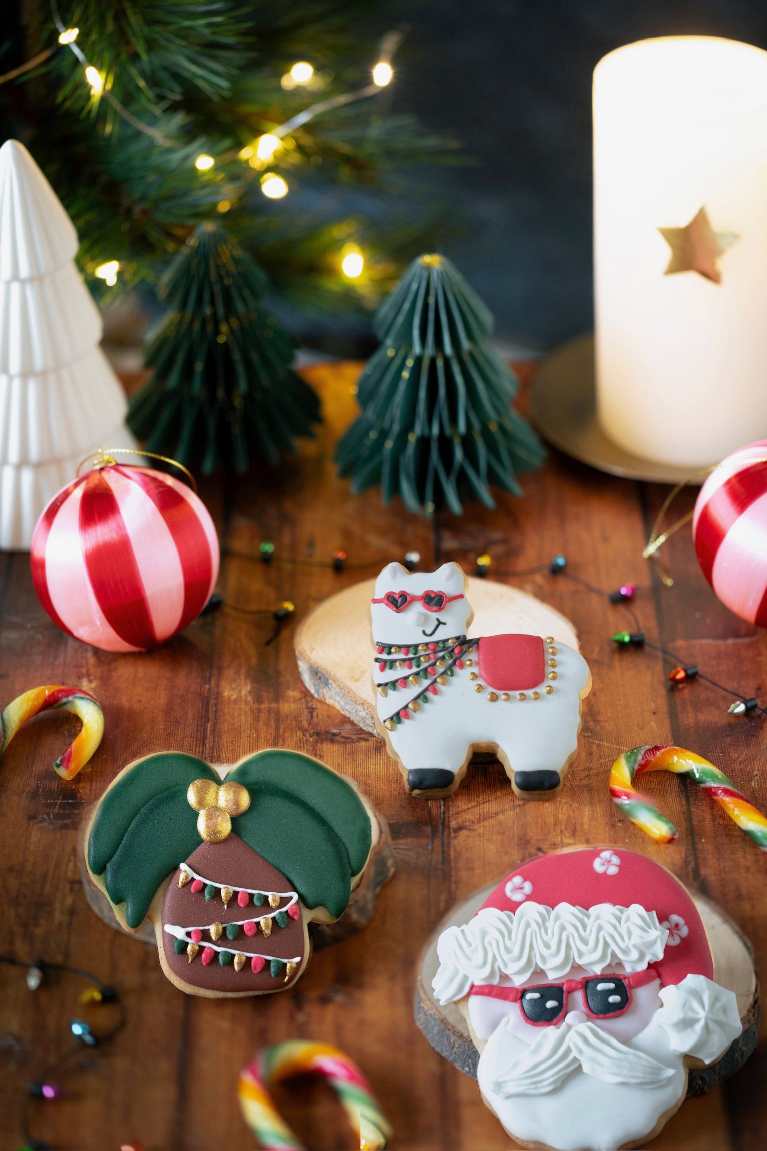 Biscuits décorés de Noël sur-mesure : lama, père Noël et sapin glacés à la main