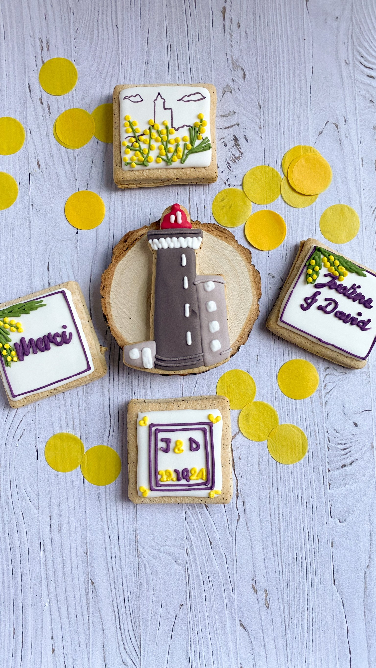 Biscuits décorés sur-mesure pour un mariage, décor mimosa et phare